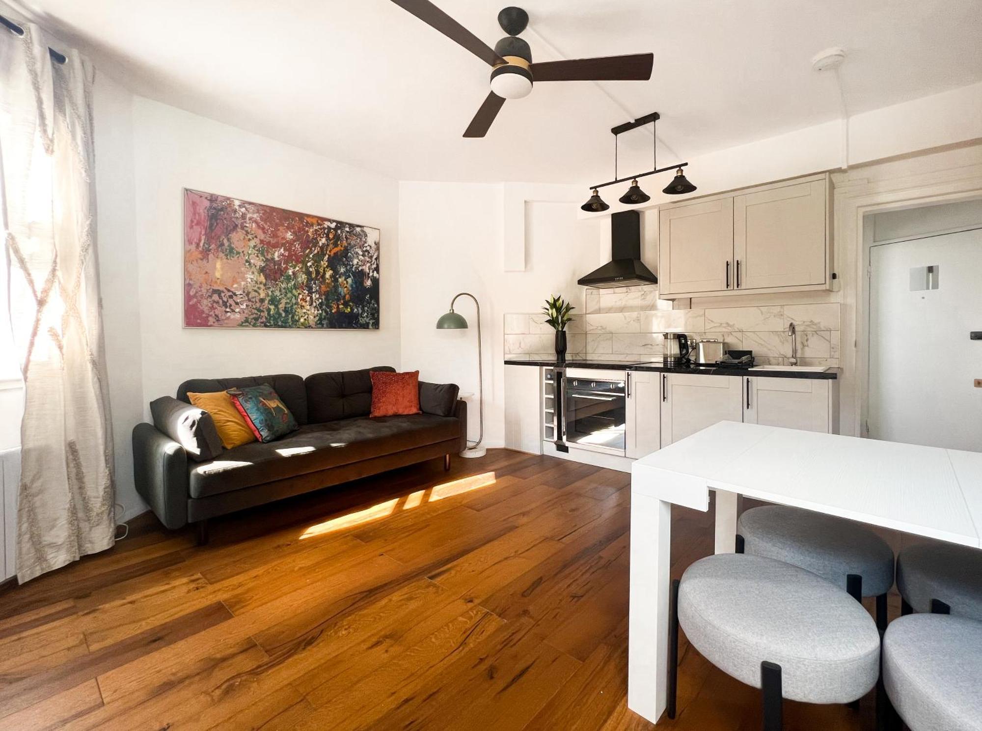 Bright Gem Of A Appartement *